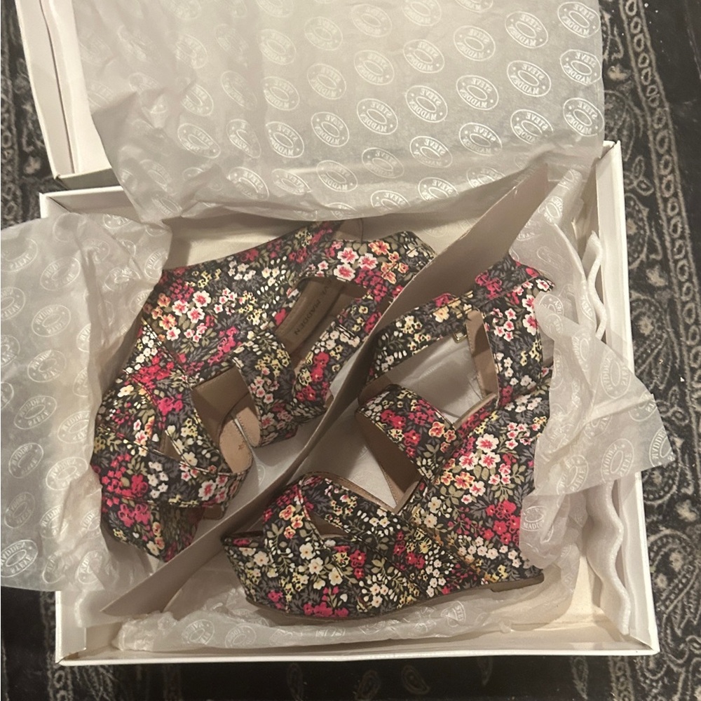 Steve Madden -Willdd Floral Wedges- Sz 8